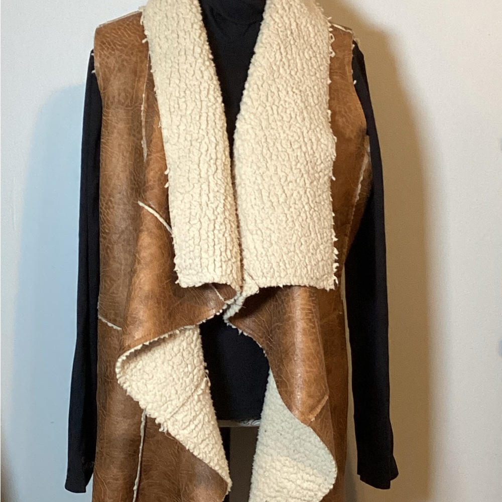 HOT & DELICIOUS FAUX LEATHER VEST BROWN WITH SHERPA Sz. LG SOFT & WARM w/POCKETS